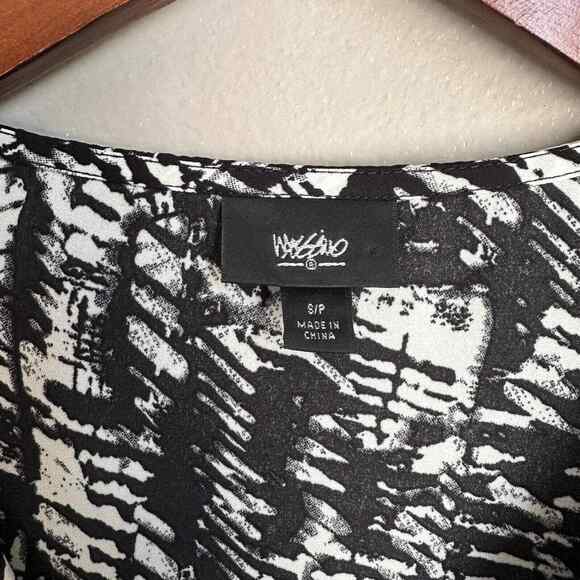 Mossimo Sleeveless Blouse Black White Abstract Print Deep V-Neck Chest Pockets - Picture 3 of 6